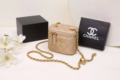 Chanel 
90 dhs✅
with box
🎁🎁🎁

size 12×8×10cm

Zain42
♥️♥️♥️