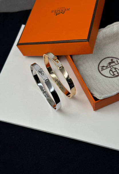 HERMES 🧡
Kelly bracelet, small model 
Swarovski Stones 
Silver & Chmpion Gold
🆕🎉🥳🎊🆕
↗️ *Super Master Quality ®️*
* *New Collection*
For Price 👇 WhatsApp✅
0568585901 
0507557372
0552275751 Owner Zain 👌

Zain106
♥️♥️♥️