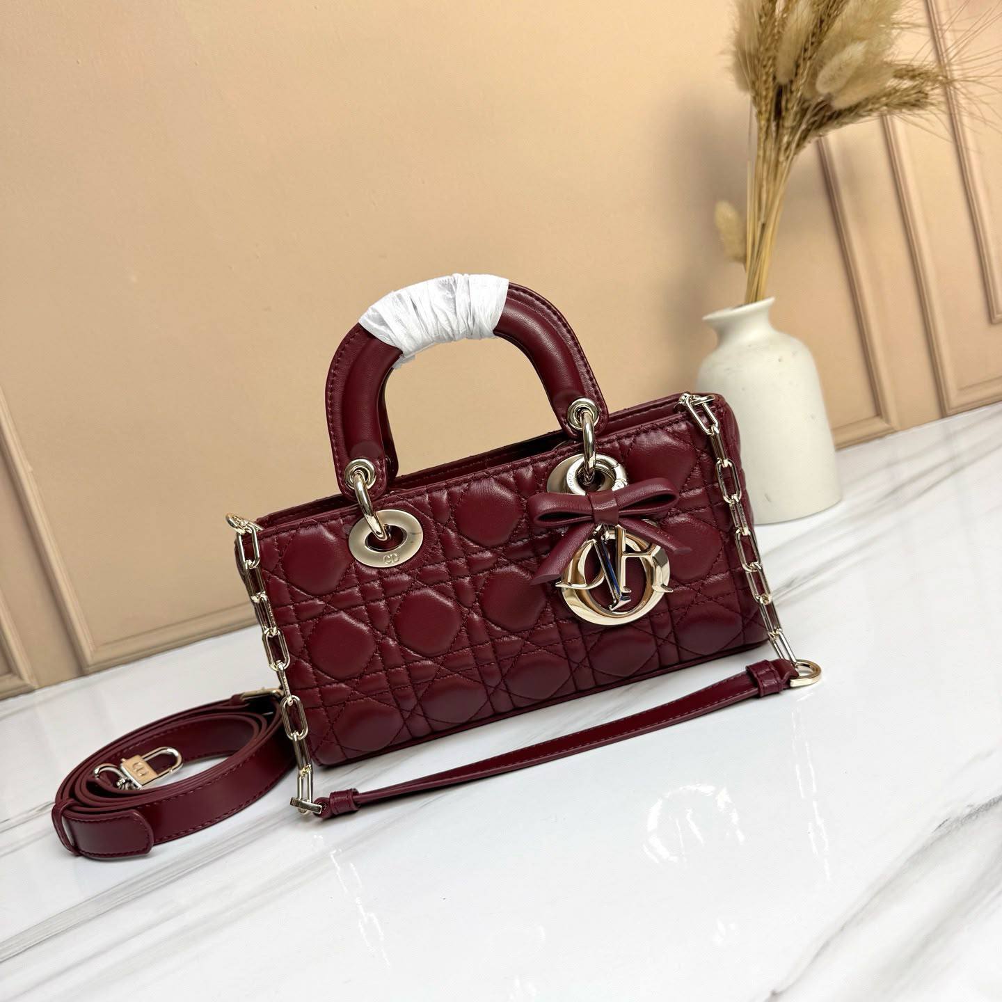 Dior 
Master🌺🌺
330 dhs✅
#22cm🥰🥰

Zain228
♥️♥️♥️