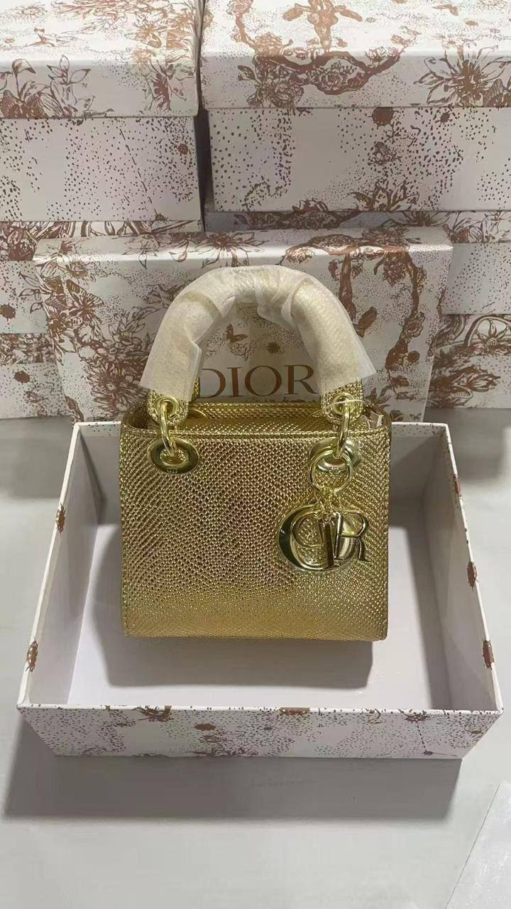 ❤️ Lady Dior 
1️⃣ First quality +🎁
Size : 18 * 14 * 7 cm
95 dhs✅
with box 🎁

Zain115
♥️♥️♥️