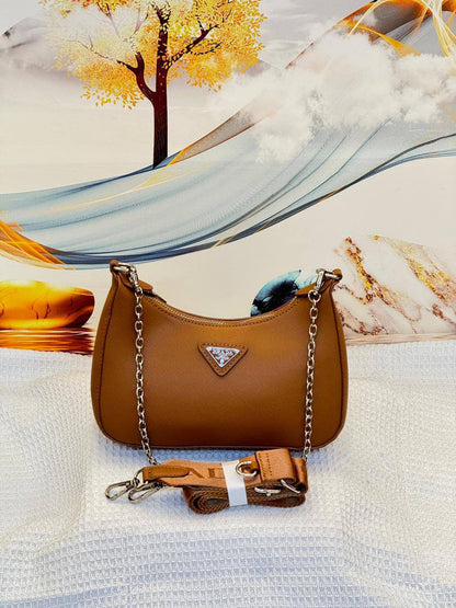 Prada 
Best quality 

with box’s 
🎁🎁🎁

95 dhs✅
size 22 CM

Zain290
♥️♥️♥️