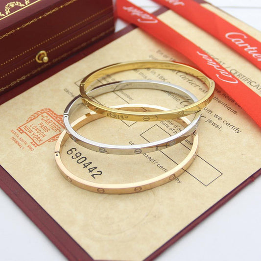Cartier Bangle
Clip type
50 DHS🌺✨💫
WITH BOX AND PAPER BAG🛍️🎁
Size Available 16-17-18-19

Zain89
♥️♥️♥️