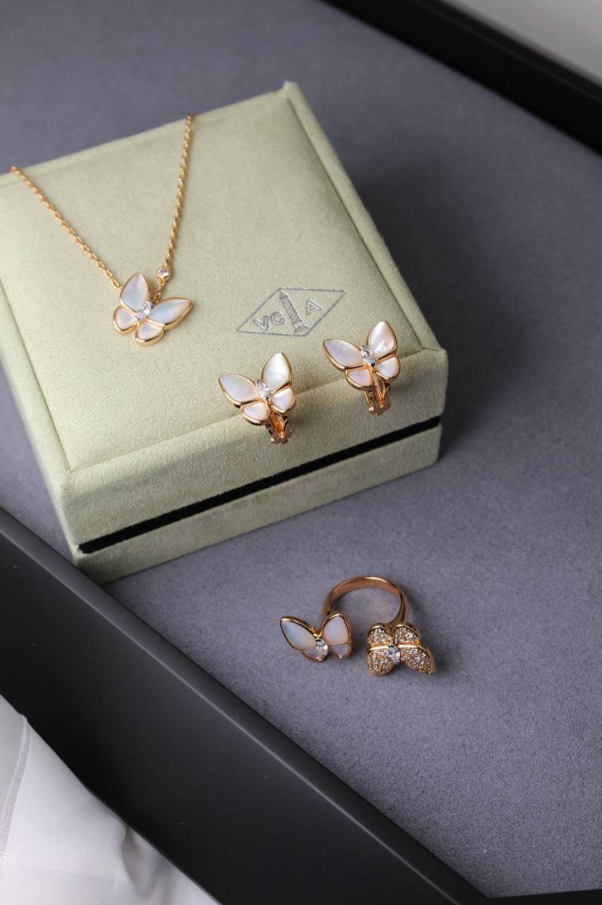 VanCleef & Arpels💚
VCA Set
Two Butterfly  Set
Necklace, earings & Ring
↗️ *# Super Master Quality ®️*
*250 dhs💓* with *Normal* Box

Zain106
♥️♥️♥️