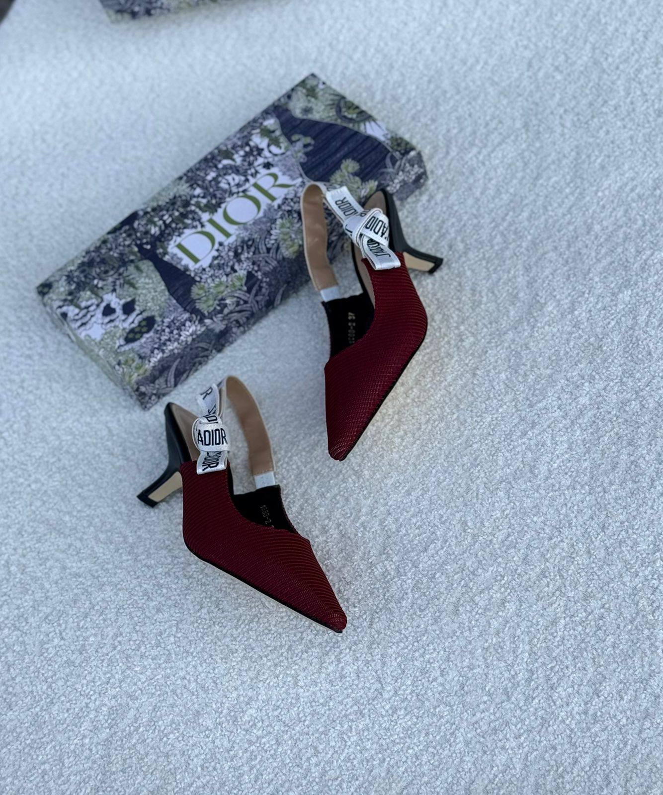 New. Dior. Heel 

   Size  .  36.  to 41

100 dhs🇦🇪

Zain80
💓💓💓