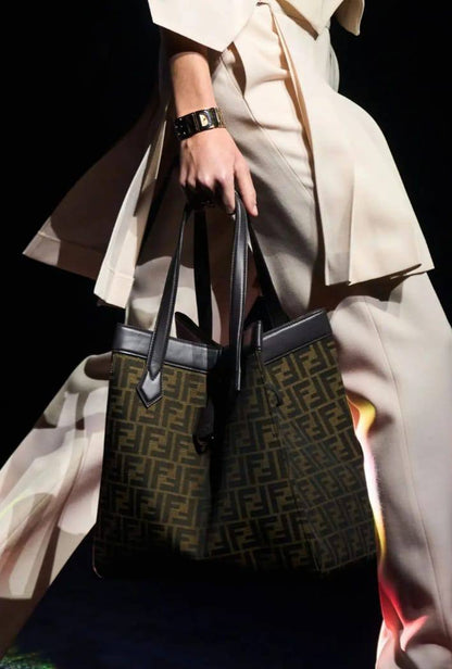 Fendi 
100 dhs✅
size 32（49)×15×33cm

Zain213
♥️♥️♥️