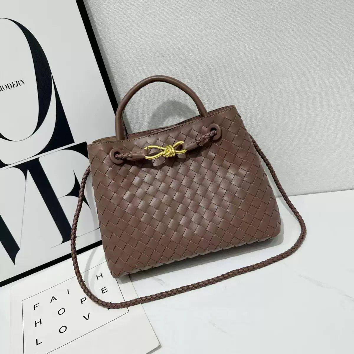 BOTTEGA 
GOOD QUALITY WITH BOX 
115 dhs✅
Size: 25cm

Zain295
♥️♥️♥️