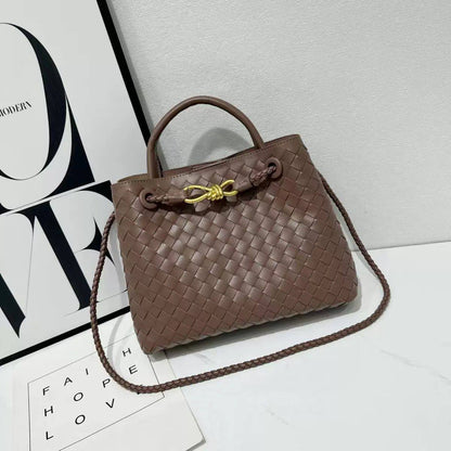 BOTTEGA 
GOOD QUALITY WITH BOX 
115 dhs✅
Size: 25cm

Zain295
♥️♥️♥️