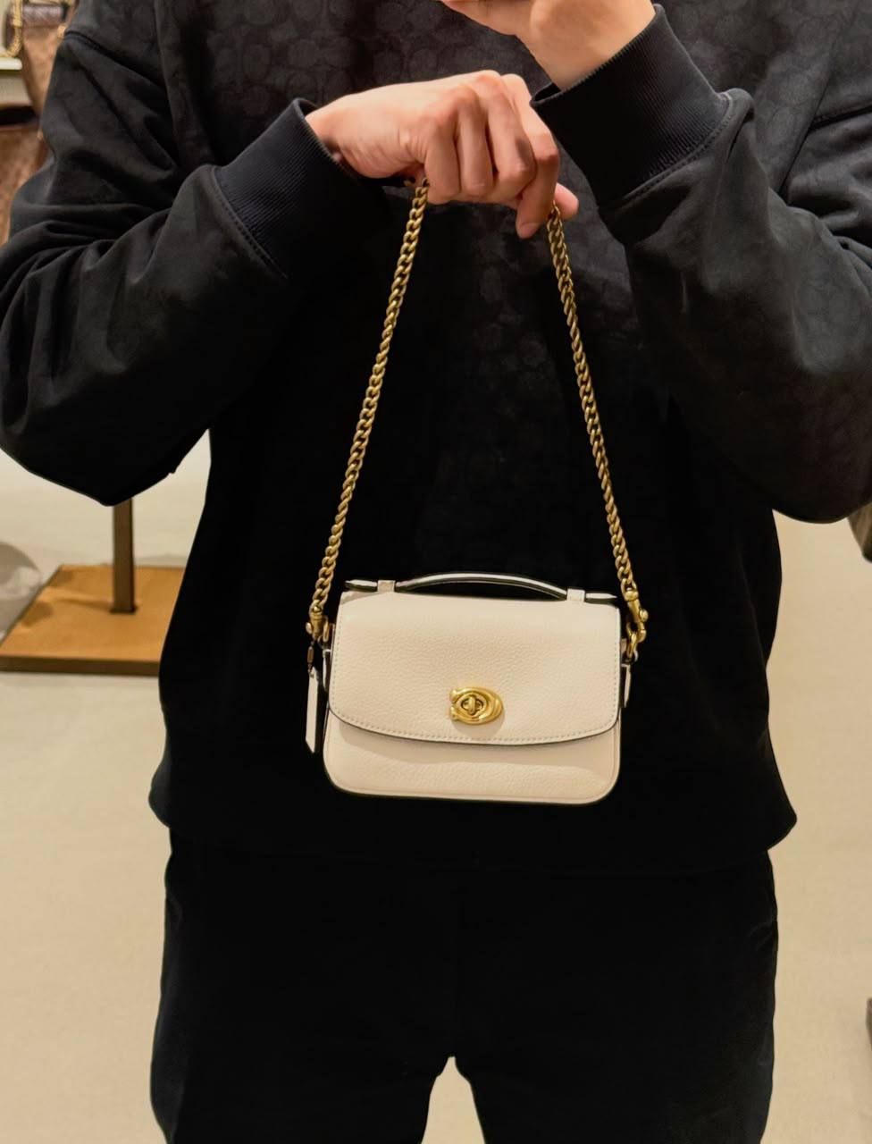Coach

100 dhs🇦🇪🇦🇪🇦🇪

SIZE：20cm
GOOD-quality 
with box

Zain35
♥️♥️♥️