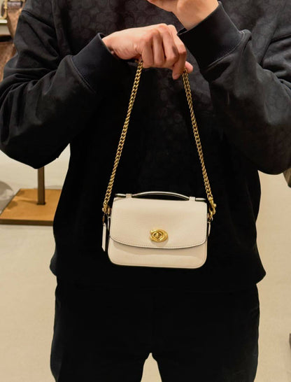 Coach

100 dhs🇦🇪🇦🇪🇦🇪

SIZE：20cm
GOOD-quality 
with box

Zain35
♥️♥️♥️