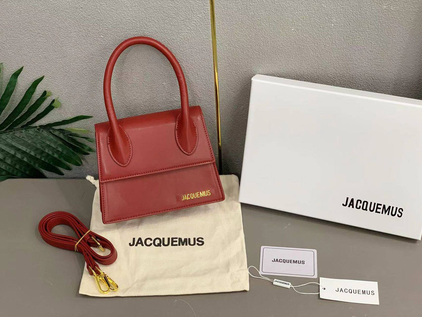 JACQUEMUS
SIZE  ………19CM 🥰
95 dhs❣️
with BOX🌷

Zain51
♥️♥️♥️