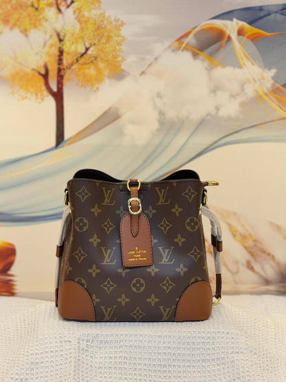 LV

Best quality 
with box
115 dhs🇦🇪🇦🇪

size 21CM

Zain290
♥️♥️♥️