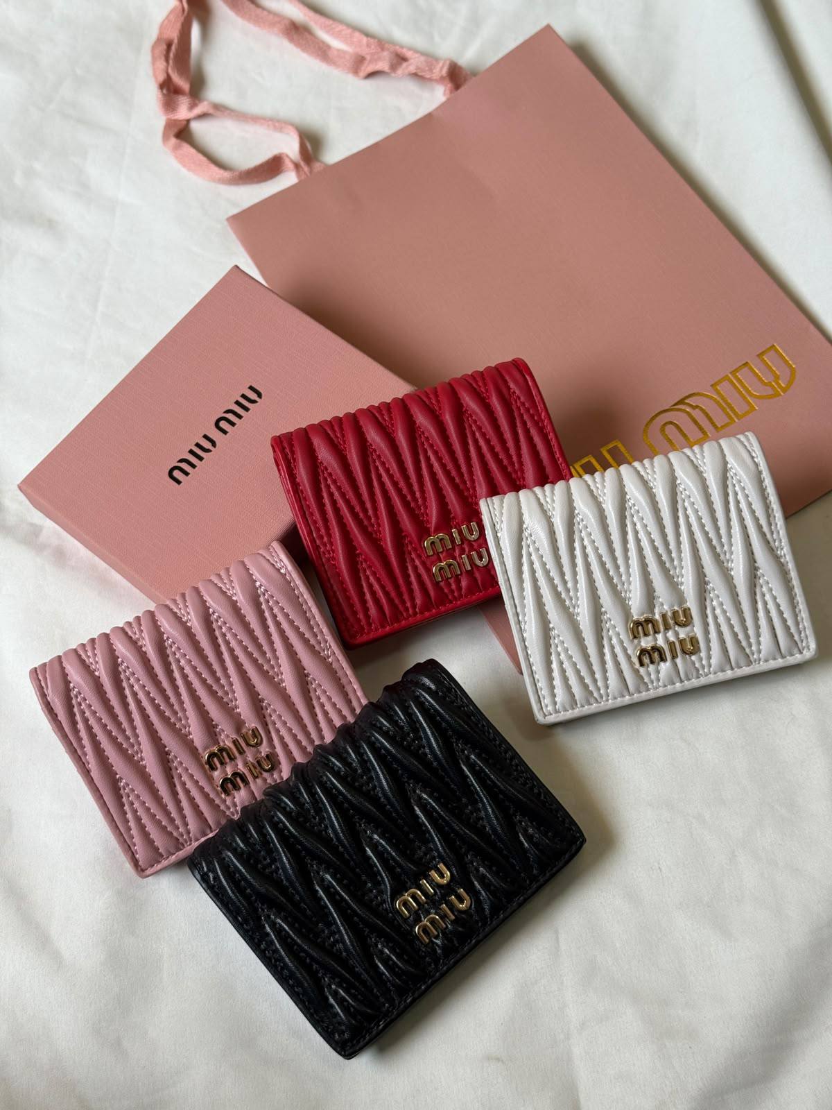 Miu miu

320 dhs🇦🇪🇦🇪🇦🇪

Zain275
♥️♥️♥️