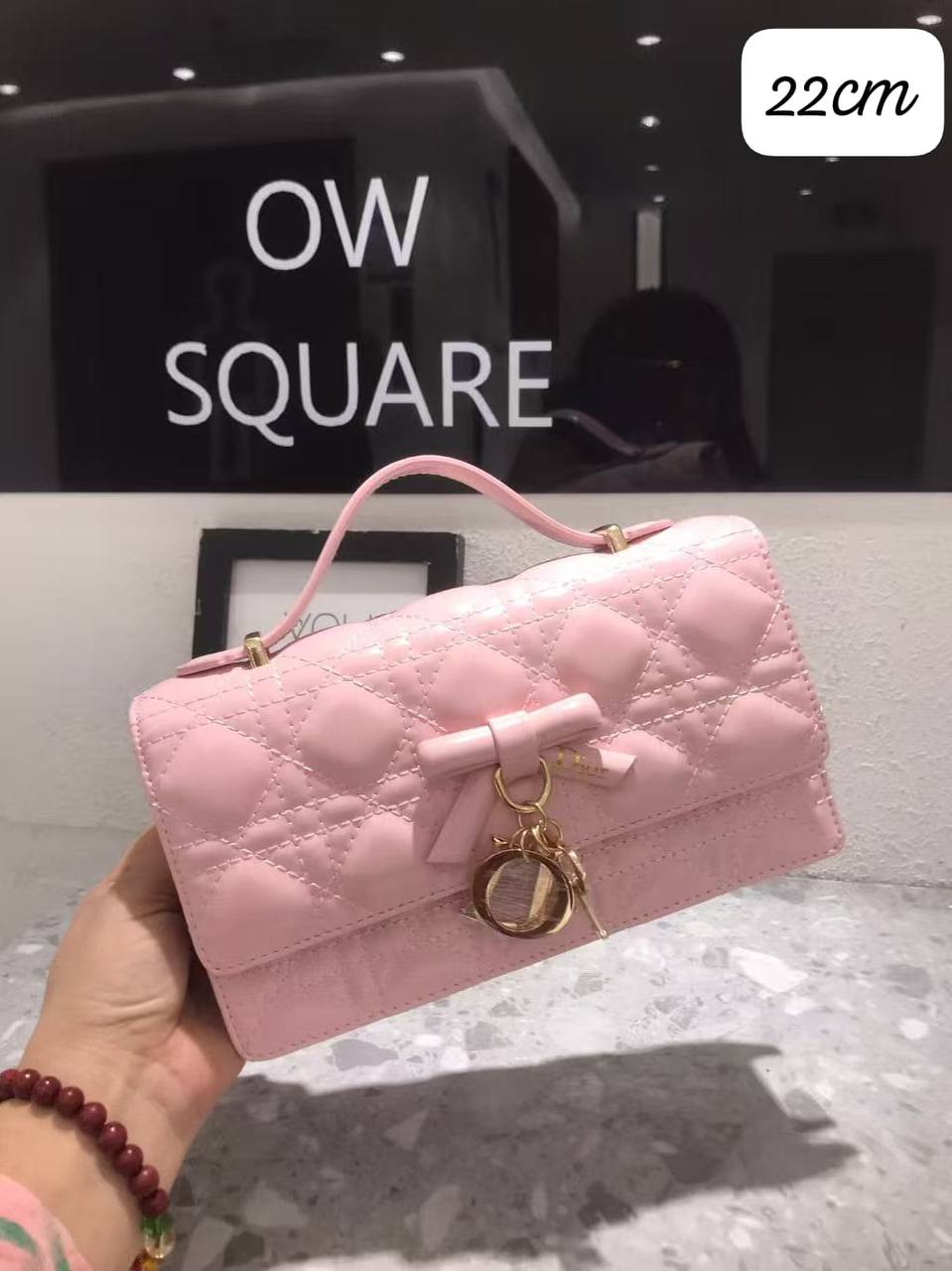 Dior 
120 dhs✅ 

with box
🎁🎁🎁

Zain07
♥️♥️♥️