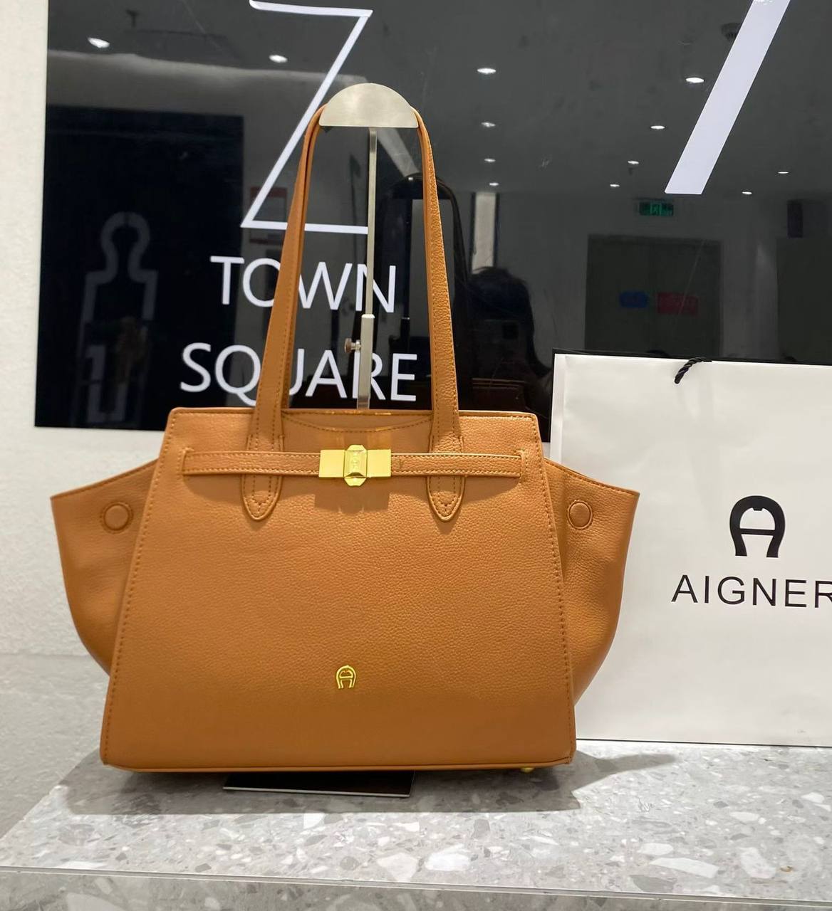 Aigner
135 dhs💓

Zain39
♥️♥️♥️