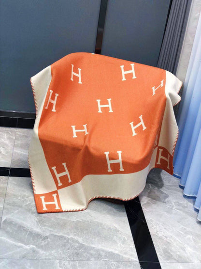 New collection 
Master 
Throw blanket in Merinos wool and cashmere (90%
rinos wool, 10% cashmere)
Size 135*170
👉🏽Blanket 
150 dhs✅

👉🏽Pillows with feeling
90 dhs✅

Zain99
♥️♥️♥️