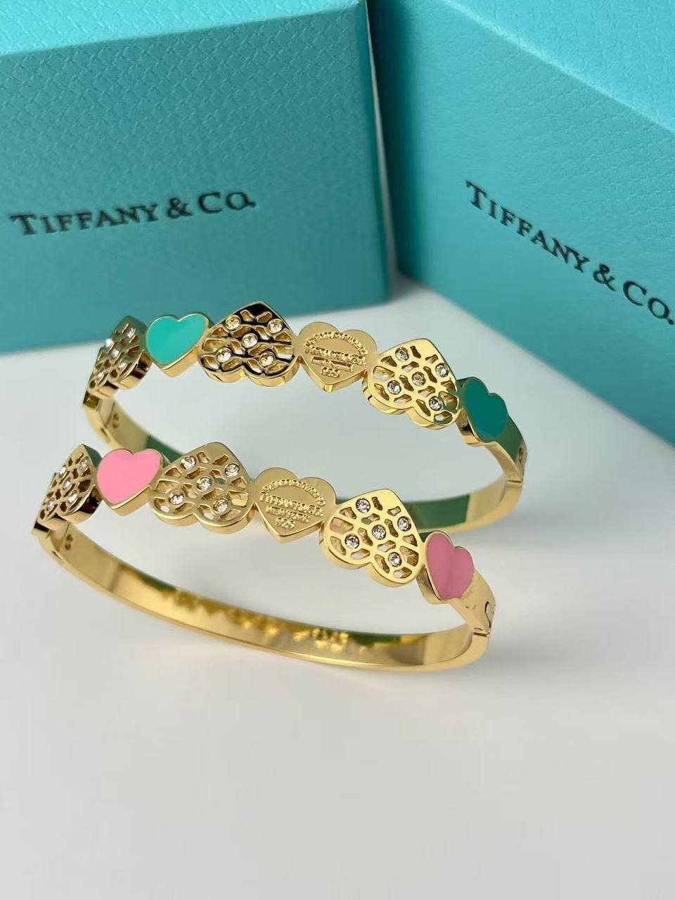 Bangle ❤️‍🔥*
Stainless steel 💯
Non tarnish 💯
With black boxes 🗃️ 
20 dhs🪙🌨️
With normal boxes 📦 
And paper bag🛍️
30 dhs🪙🌨️

Zain216
♥️♥️♥️