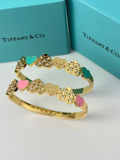 Bangle ❤️‍🔥*
Stainless steel 💯
Non tarnish 💯
With black boxes 🗃️ 
20 dhs🪙🌨️
With normal boxes 📦 
And paper bag🛍️
30 dhs🪙🌨️

Zain216
♥️♥️♥️