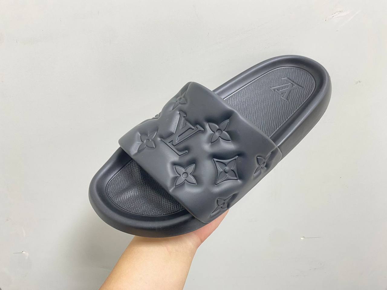 RAMADAN 
OFFER OFFER 🤩🤩
LV slippers
120 dhs🇦🇪

Zain242
♥️♥️♥️