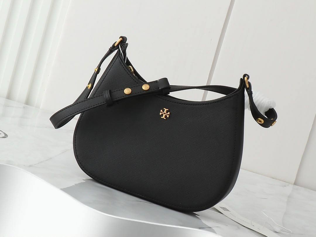 TORY BURCH 
NEW CAME 
GOOD QUALITY 
WITH BOX 
95 dhs✅

Zain295
♥️♥️♥️