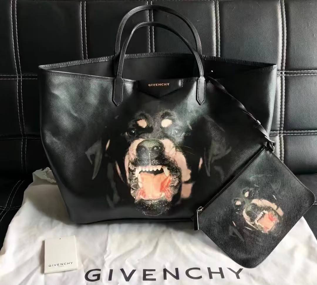 GIVENCHY
90 dhs✅✅
 2in1 
good quality

Zain07
♥️♥️♥️