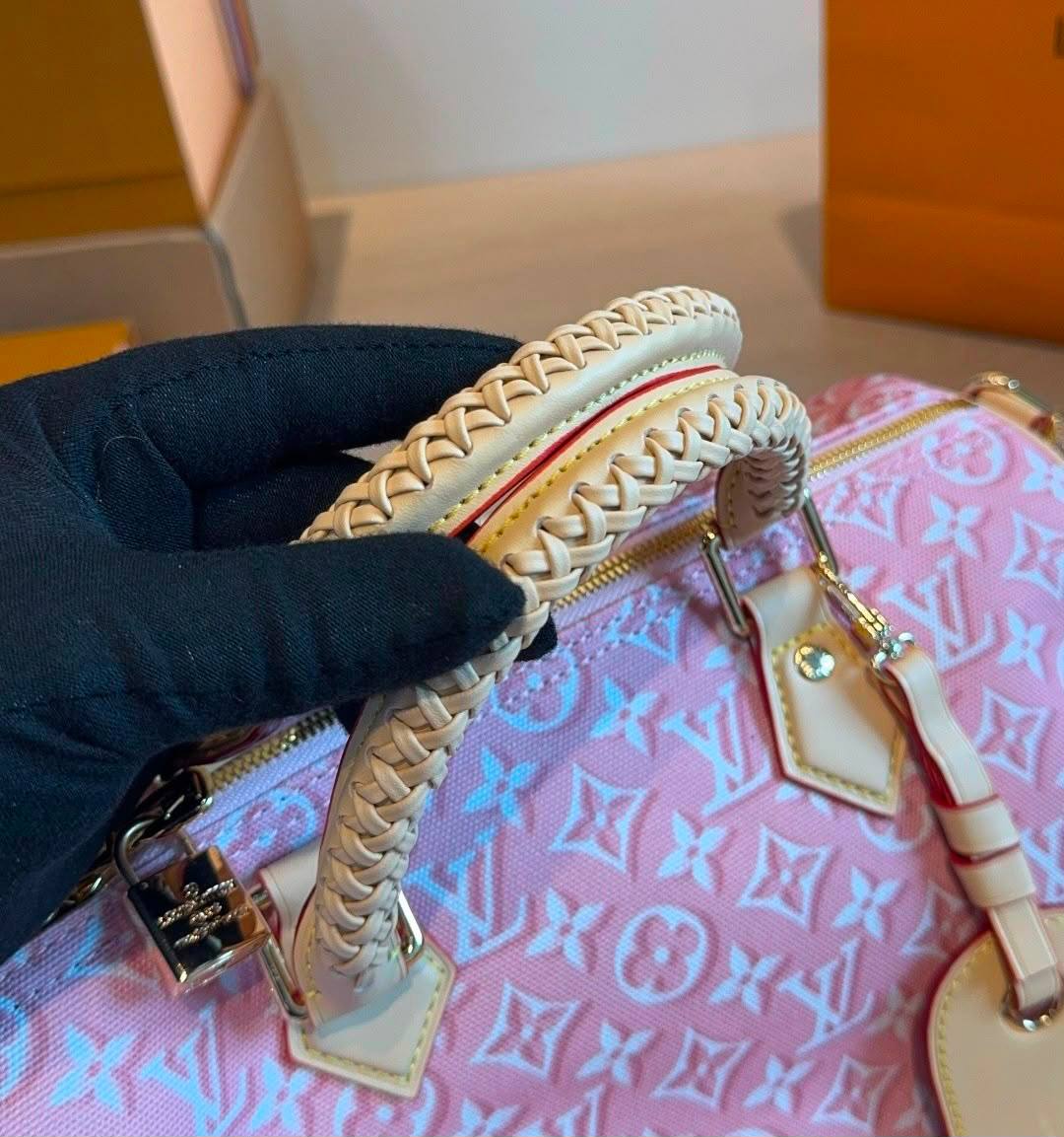 LV
MASTER QUALITY
260 dhs💓
……(with leather )
30CM

Zain295
♥️♥️♥️