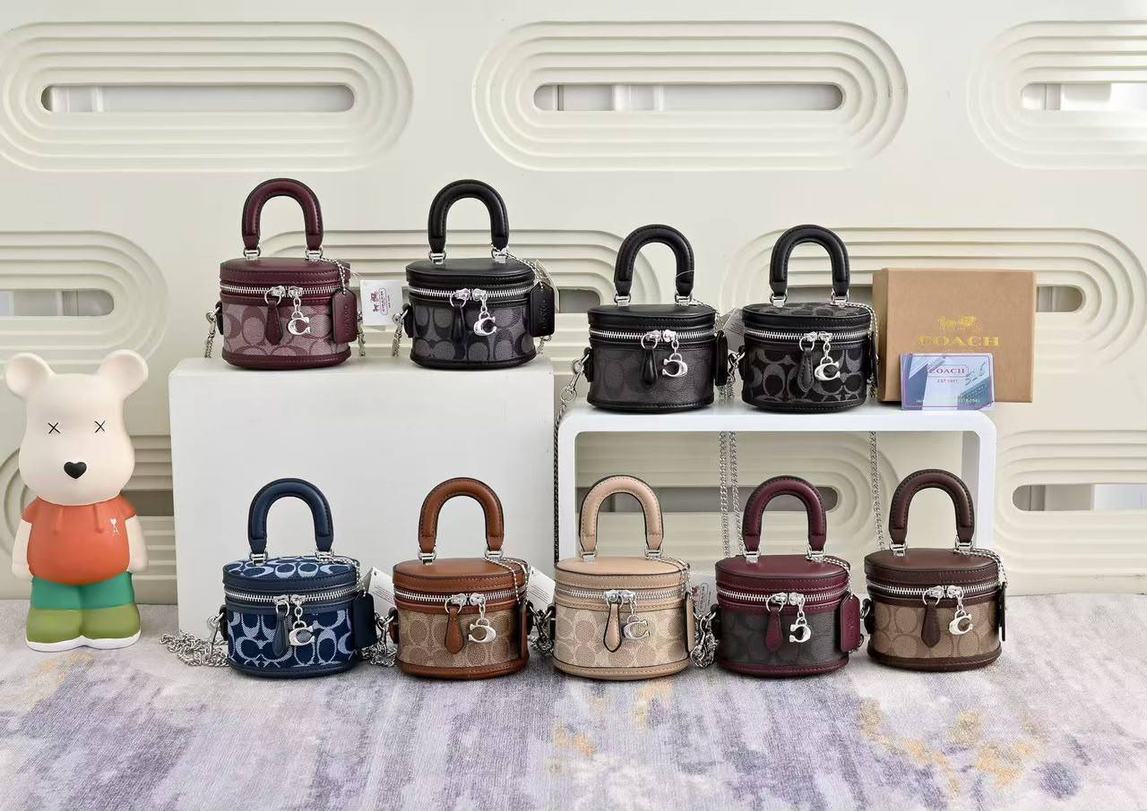 Coach
Coach 
90 dhs🇦🇪🇦🇪
with box
size 11×8.5×9cm

Zain42
♥️♥️♥️