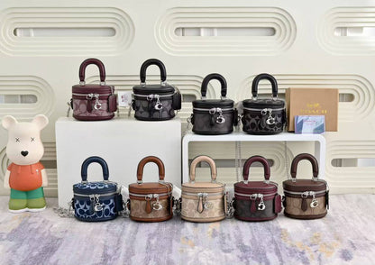 Coach
Coach 
90 dhs🇦🇪🇦🇪
with box
size 11×8.5×9cm

Zain42
♥️♥️♥️