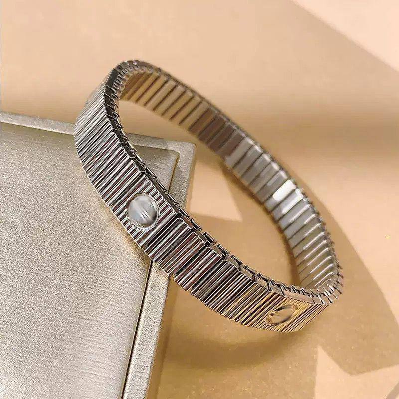 Cartier ❤️‍🔥
Bracelet 🔥
Stainless steel 💯
With black boxes 🗃️ 

30 dhs 🇦🇪🇦🇪 
With normal boxes 📦 

And paper bag 🛍️
35 dhs🇦🇪🇦🇪

Zain216
♥️♥️♥️