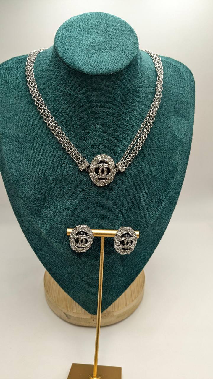 Chanel
*Master Quality* 
*Necklace & Earrings*
160 dhs👑 with Normal Box 🎁
190 dhs👑 with Good Box 🎁
230 dhs👑 with Master Box 🎁

Zain210
♥️♥️♥️