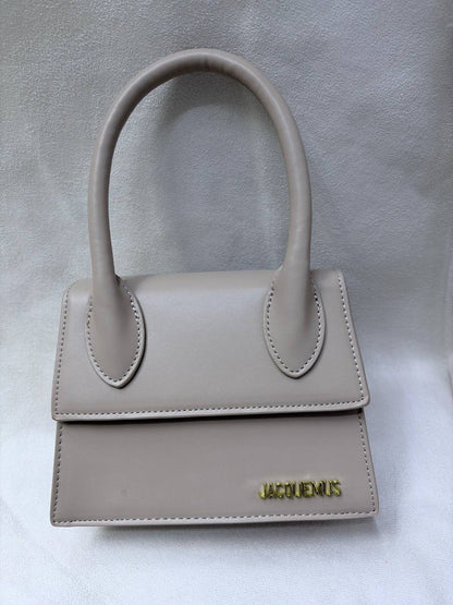 Jacquemus
✨✨NEW ✨✨
95 dhs💓

with box
🎁🎁🎁

Zain38
♥️♥️♥️