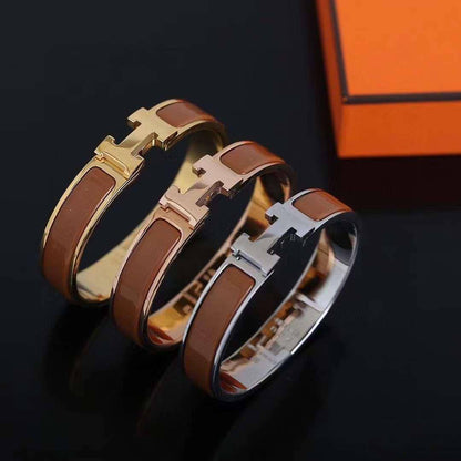 GOLD 
ROSE GOLD
SILVER
BANGLE HERMES 
MASTER✨💫
60 dhs✅✅
 EACH WITH BOX AND PAPER BAG🎁🛍️

Zain89
♥️♥️♥️