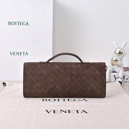 *Bottega Andiamo Clutch✅*
*Size 31 cm*
For Price 👇 WTSP Text Zain 0568585901

Zain274
♥️♥️♥️
