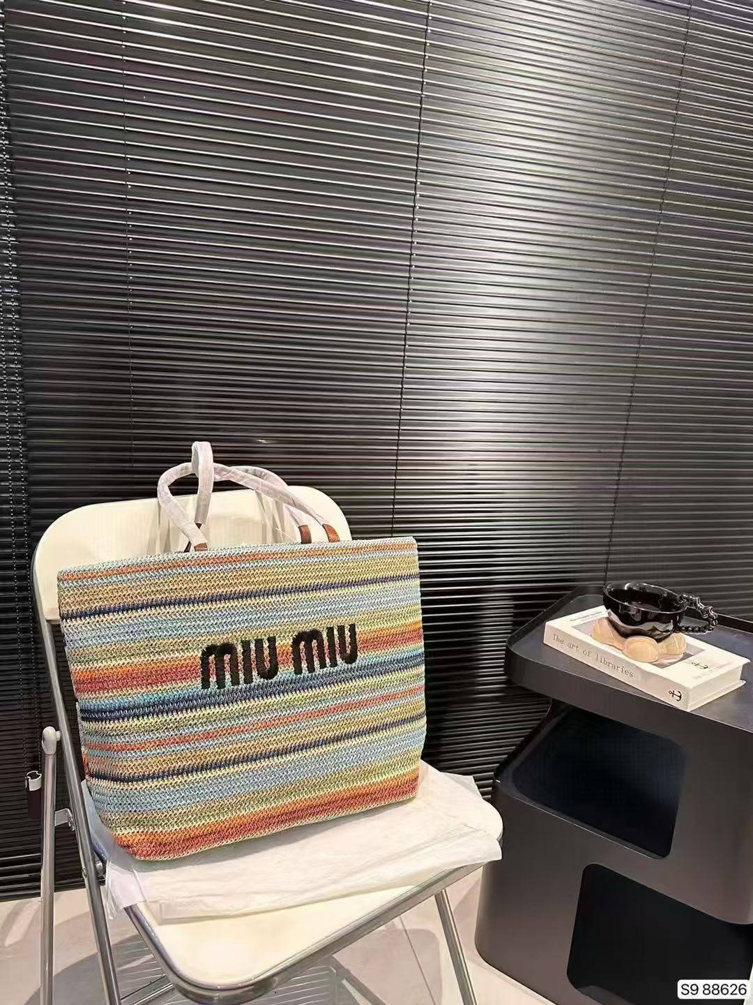 Miu Miu
with box
100 dhs✅

Zain143
♥️♥️♥️