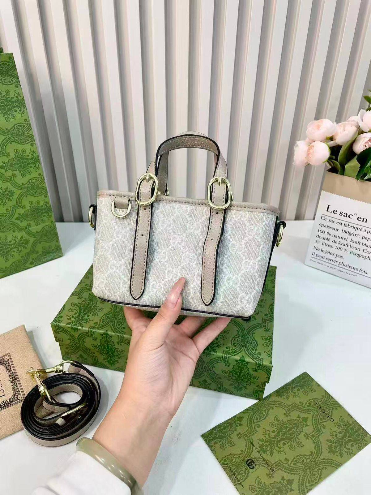Gucci

95 dhs🗽

With Box
🎁🎁🎁

Zain50
♥️♥️♥️