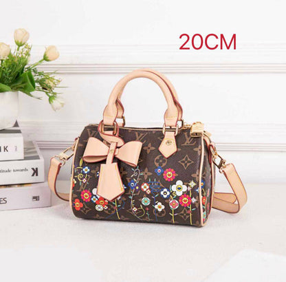 LV 
Best quality 

with box’s 
🎁🎁🎁

100 dhs✅
size 20 CM

Zain290
♥️♥️♥️