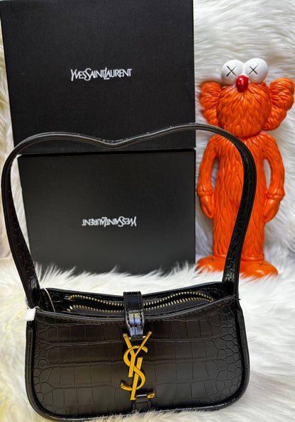 coach model, 
good quality, 

comes with box, 
🎁🎁🎁

size... 25 * 14 cm
90 dhs❣️

Zain12
♥️♥️♥️