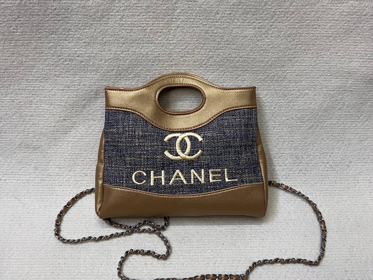 Chanel
70 dhs✅
high quality
24cm

Zain26
♥️♥️♥️