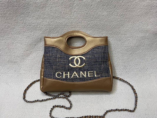 Chanel
70 dhs✅
high quality
24cm

Zain26
♥️♥️♥️
