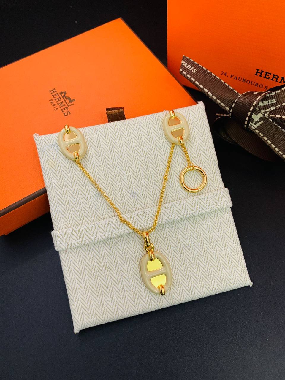 Hermes Set 

NECKLACE EARRINGS

65 DHS🪙🌨️

Zain89
♥️♥️♥️