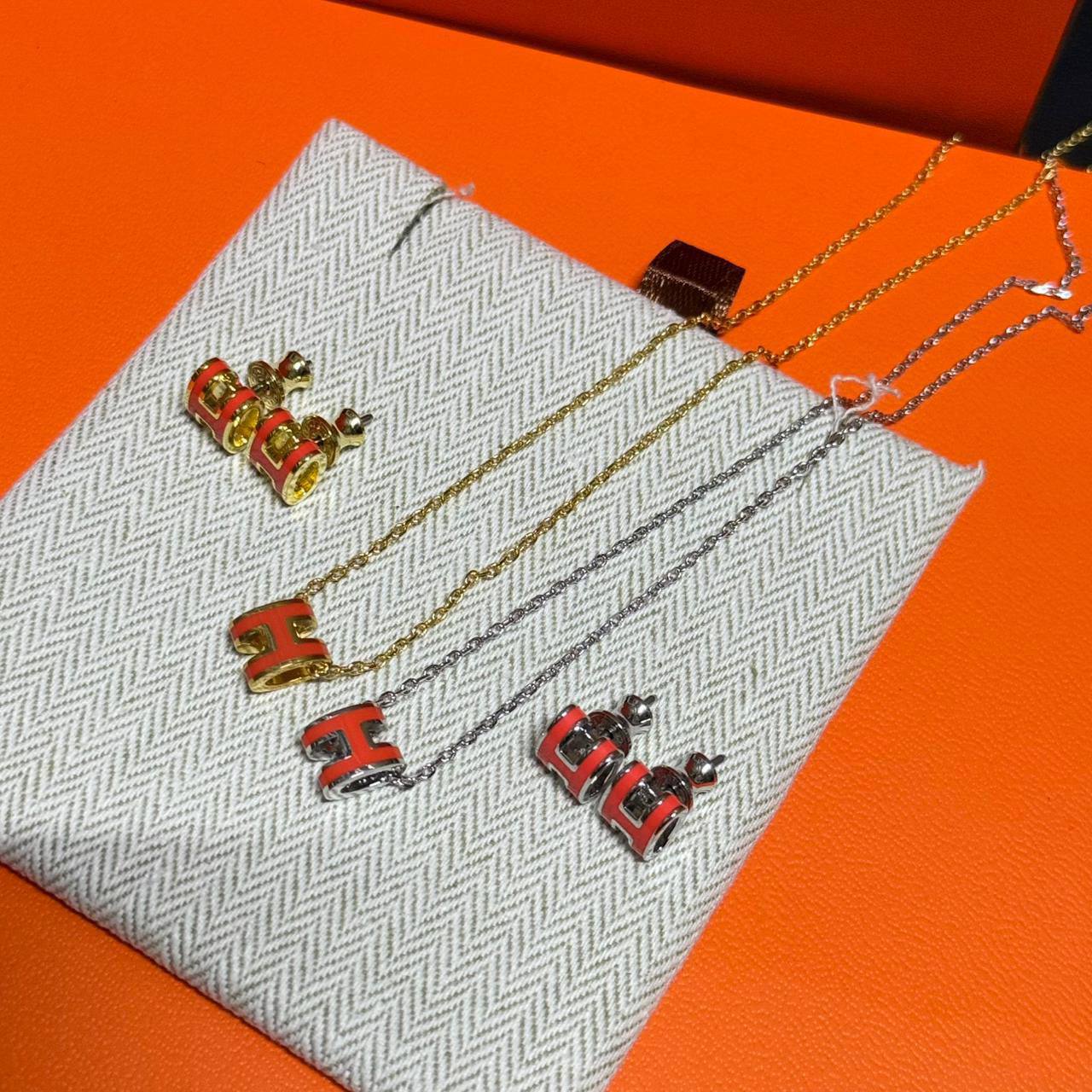 Hermes ❤️‍🔥*
Necklace 🐦‍🔥
Earring🦋
Master quality 💯
With normal boxes 🗃️ 
95 dhs🪙🌨️
With master box 📦 
115 dhs🪙🌨️

Zain216
♥️♥️♥️
