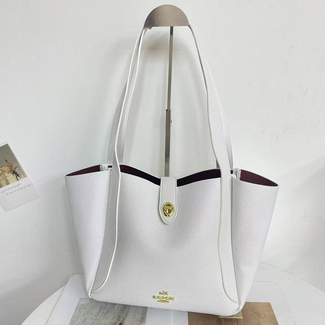 Coach
90 dhs🪙🌨️
Size     43×26×23cm

Zain04
♥️♥️♥️