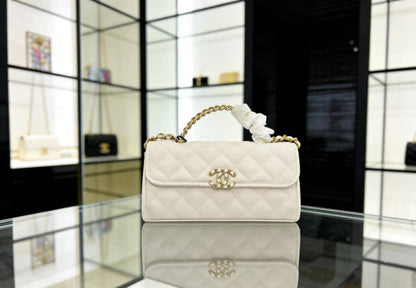 Chanel

110 dhs💓

with  box🎁🎁🎁

Size:19*11*5.5

Zain07
♥️♥️♥️