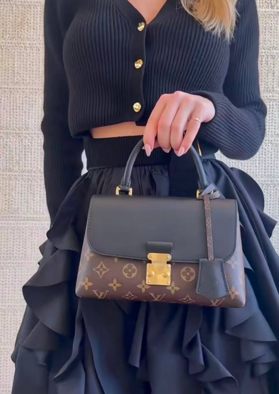 LV
GOOD QUALITY 
WITH BOX 
110 dhs🇦🇪🇦🇪

Zain295
♥️♥️♥️