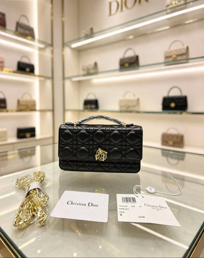 Dior
100 dhs🇦🇪🇦🇪
with box
Size:21*6*11

Zain07
♥️♥️♥️