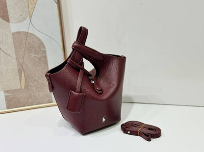 Polo
110 dhs🌺

with box
🎁🎁🎁

size 22×12×12cm

Zain213
♥️♥️♥️