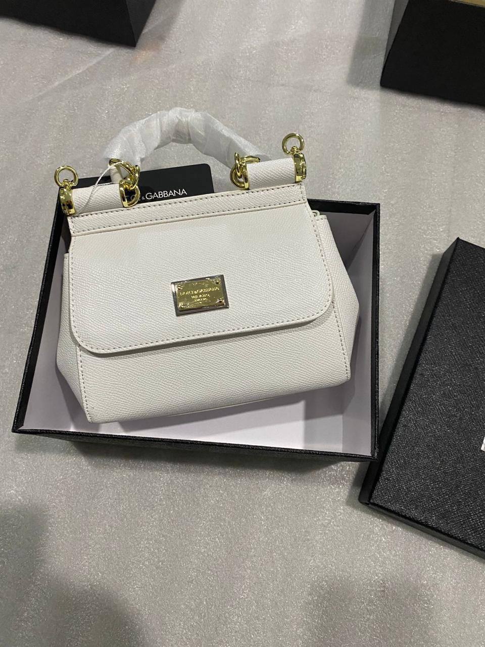D&G

with box
🎁🎁🎁

100 dhs🪙🌨️

Zain143
♥️♥️♥️