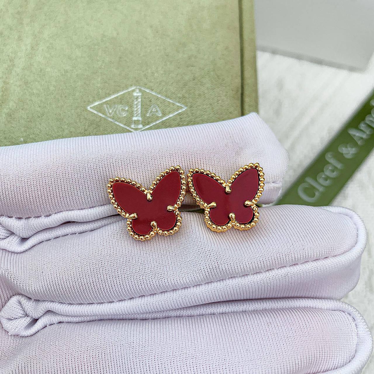 VCA SET ❤️‍🔥*
Necklace 🌊
Earring 🌸
Bracelet ❣️
Master quality 💯
With normal boxes 📦 
150 dhs🪙🌨️
With master box 🗃️ 
230 dhs🪙🌨️

Zain216
♥️♥️♥️