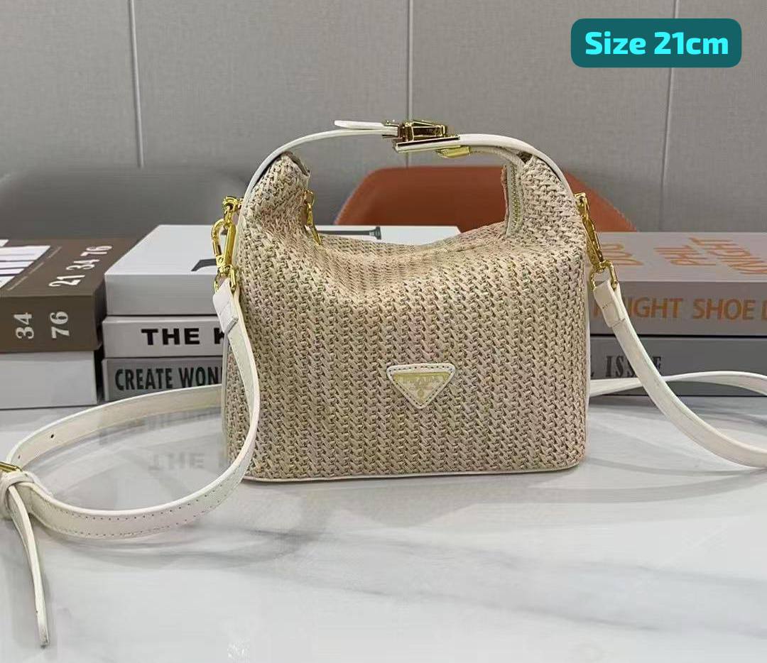 Prada

Good quality 

with box 
🎁🎁🎁

95 dhs💓

Zain186
♥️♥️♥️