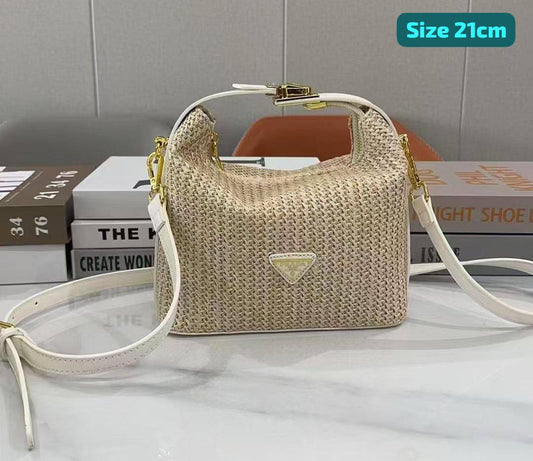Prada

Good quality 

with box 
🎁🎁🎁

95 dhs💓

Zain186
♥️♥️♥️