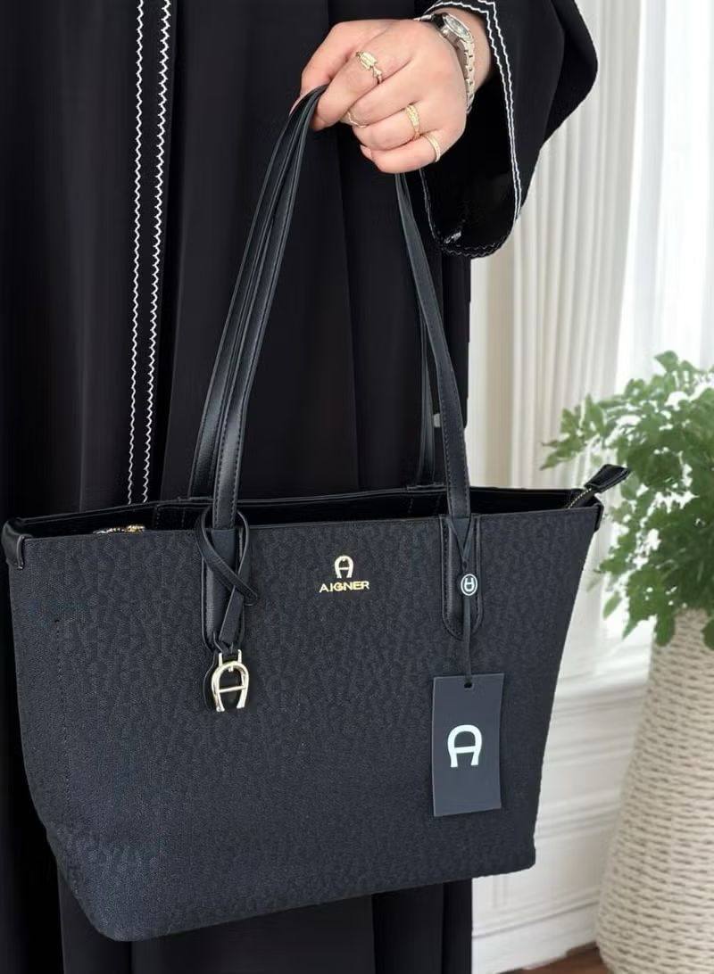 Aigner
Good quality 
Size 41cm
110 dhs💓

Zain70
♥️♥️♥️